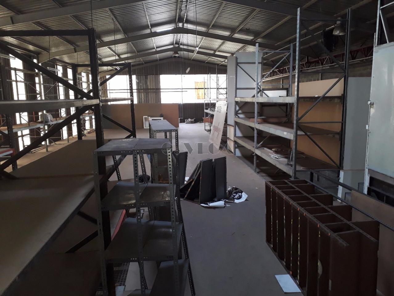 Nave a uso comercial en 2 plantas, ubicada en el centro de Porriño. 200 metros por planta, totalmente preparada