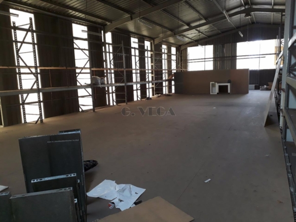 Nave a uso comercial en 2 plantas, ubicada en el centro de Porriño. 200 metros por planta, totalmente preparada