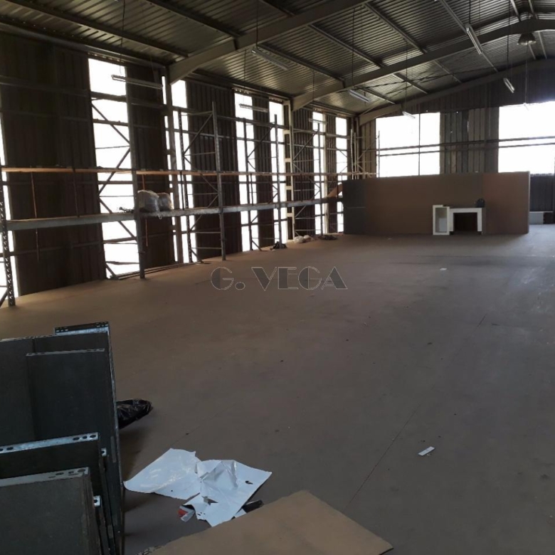 Nave a uso comercial en 2 plantas, ubicada en el centro de Porriño. 200 metros por planta, totalmente preparada