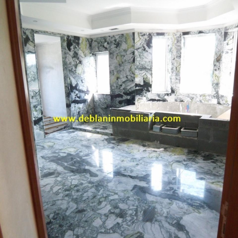 SE VENDE ESPECTACULAR CASA DE 478m2 EN SALVATIERRA