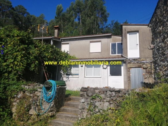 SE VENDE PROPIEDAD CON 2 VIVIENDAS EN TOMIÑO