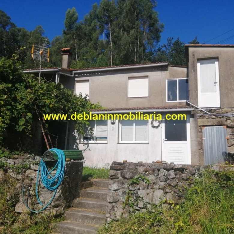 SE VENDE PROPIEDAD CON 2 VIVIENDAS EN TOMIÑO