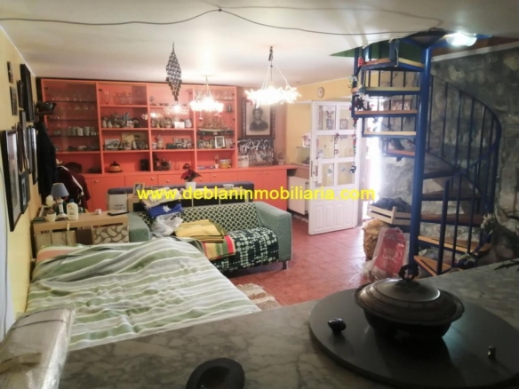 SE VENDE PROPIEDAD CON 2 VIVIENDAS EN TOMIÑO