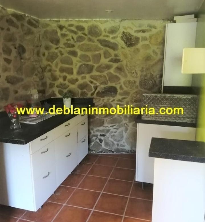 SE VENDE PROPIEDAD CON 2 VIVIENDAS EN TOMIÑO