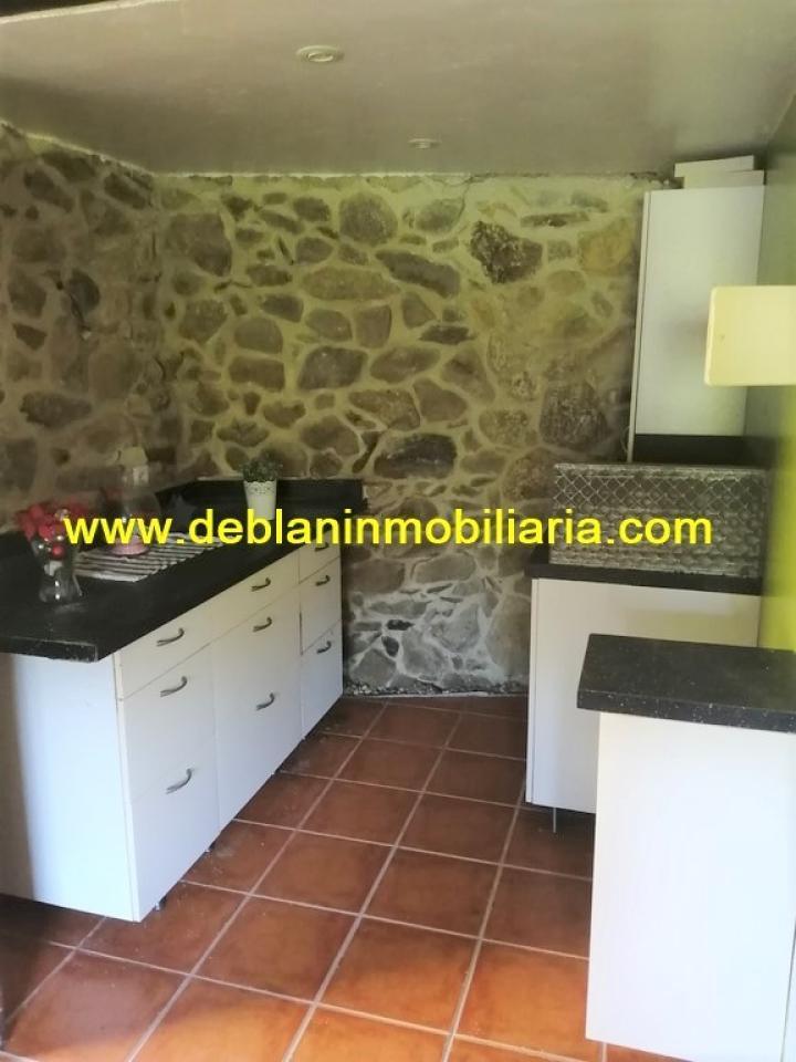 SE VENDE PROPIEDAD CON 2 VIVIENDAS EN TOMIÑO