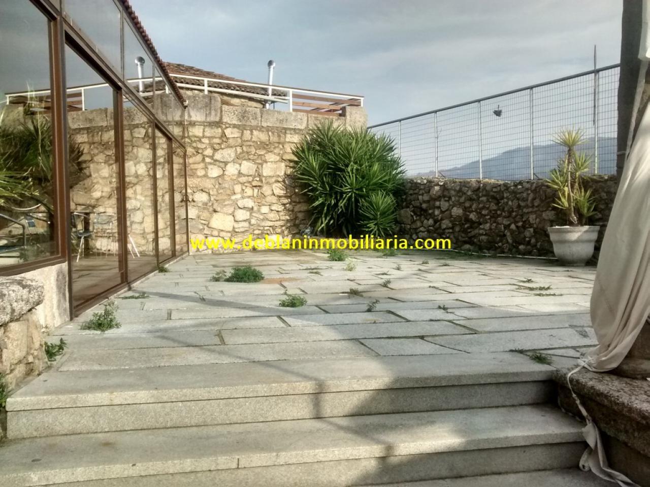 SE ALQUILA LOCAL DE 345M2 CON AMPLIA TERRAZA EN CASCO VIEJO DE TUI