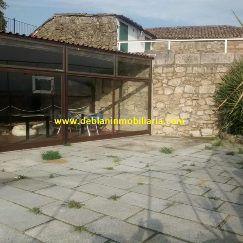 SE ALQUILA LOCAL DE 345M2 CON AMPLIA TERRAZA EN CASCO VIEJO DE TUI