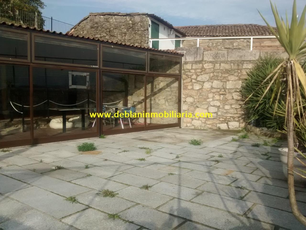 SE ALQUILA LOCAL DE 345M2 CON AMPLIA TERRAZA EN CASCO VIEJO DE TUI