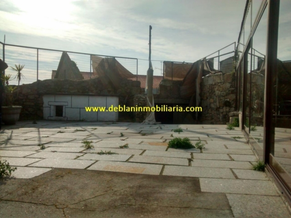 SE ALQUILA LOCAL DE 345M2 CON AMPLIA TERRAZA EN CASCO VIEJO DE TUI