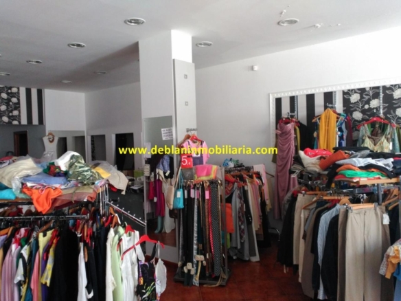 SE ALQUILA AMPLIO LOCAL CENTRICO Y ACONDICIONADO EN TUI