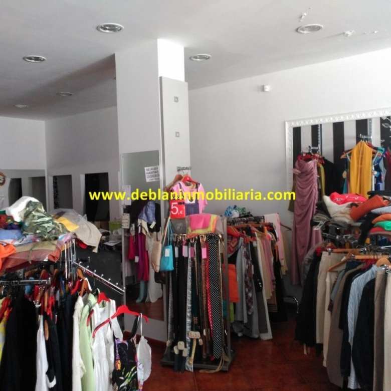SE ALQUILA AMPLIO LOCAL CENTRICO Y ACONDICIONADO EN TUI