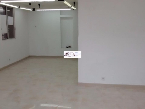 SE ALQUILA LOCAL COMERCIAL CON ZONA EXTERIOR A PIE DE CALLE EN CANGAS