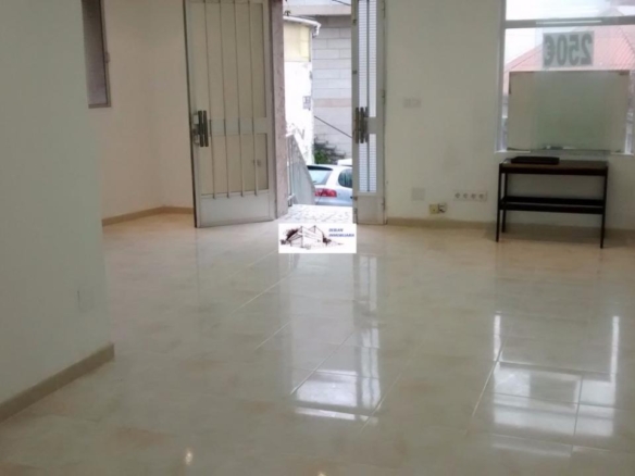SE ALQUILA LOCAL COMERCIAL CON ZONA EXTERIOR A PIE DE CALLE EN CANGAS