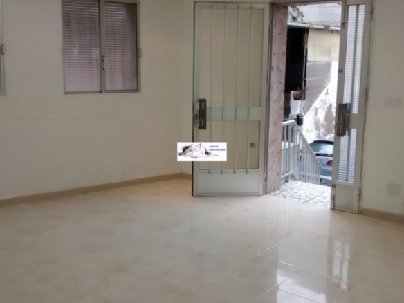 SE ALQUILA LOCAL COMERCIAL CON ZONA EXTERIOR A PIE DE CALLE EN CANGAS