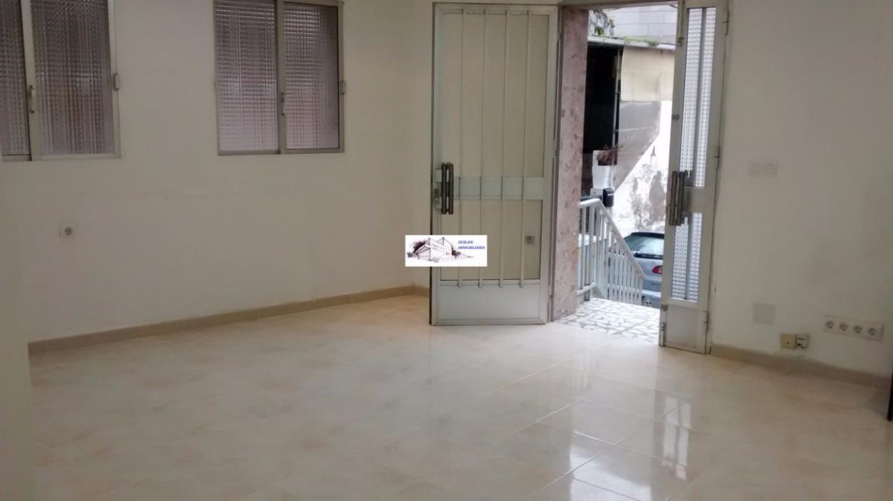SE ALQUILA LOCAL COMERCIAL CON ZONA EXTERIOR A PIE DE CALLE EN CANGAS