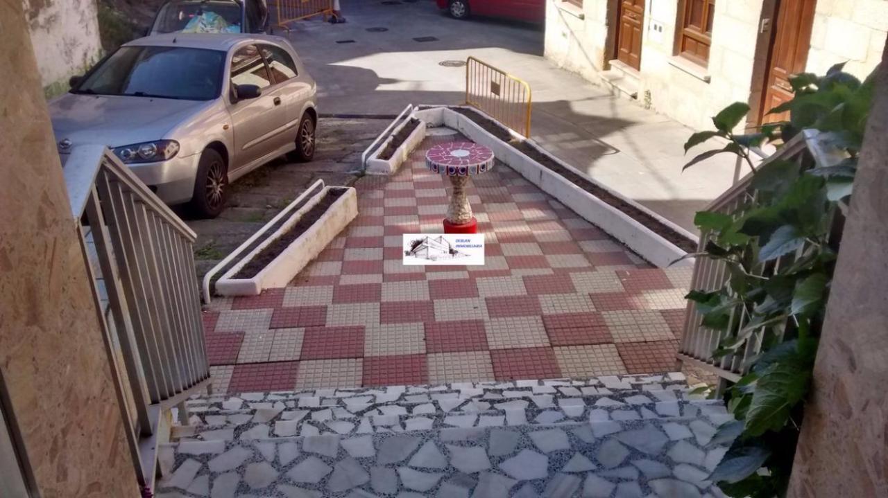 SE ALQUILA LOCAL COMERCIAL CON ZONA EXTERIOR A PIE DE CALLE EN CANGAS