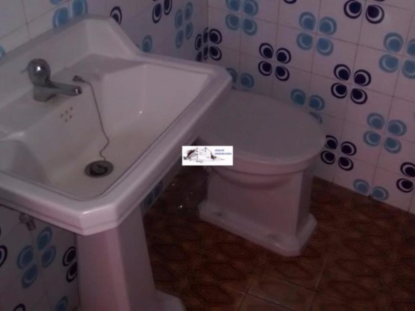 SE ALQUILA LOCAL COMERCIAL CON ZONA EXTERIOR A PIE DE CALLE EN CANGAS