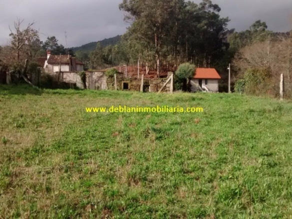 SE VENDE TERRENO EDIFICABLE DE 2.599m2, CON CASA DE PIEDRA PARA REHABILITAR EN TUI