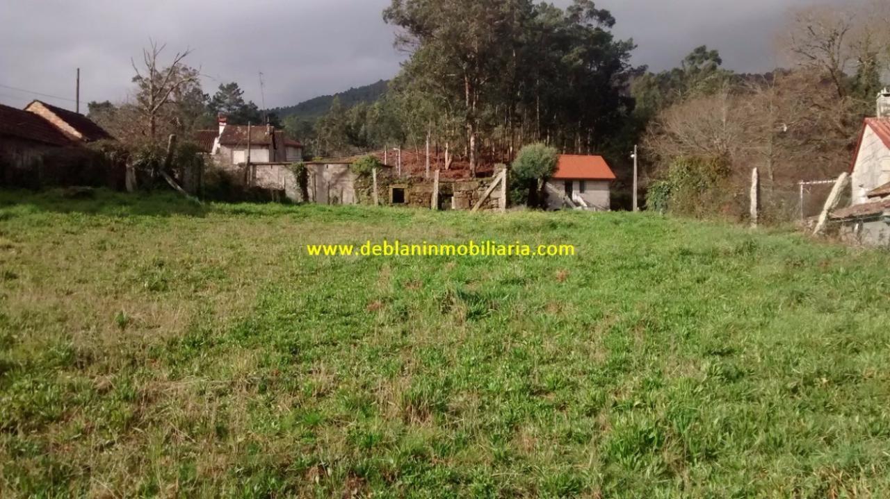 165355674900006385_16529483211 SE VENDE TERRENO EDIFICABLE DE 2.599m2, CON CASA DE PIEDRA PARA REHABILITAR EN TUI
