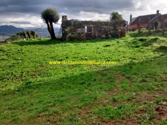 SE VENDE TERRENO EDIFICABLE DE 2.599m2, CON CASA DE PIEDRA PARA REHABILITAR EN TUI