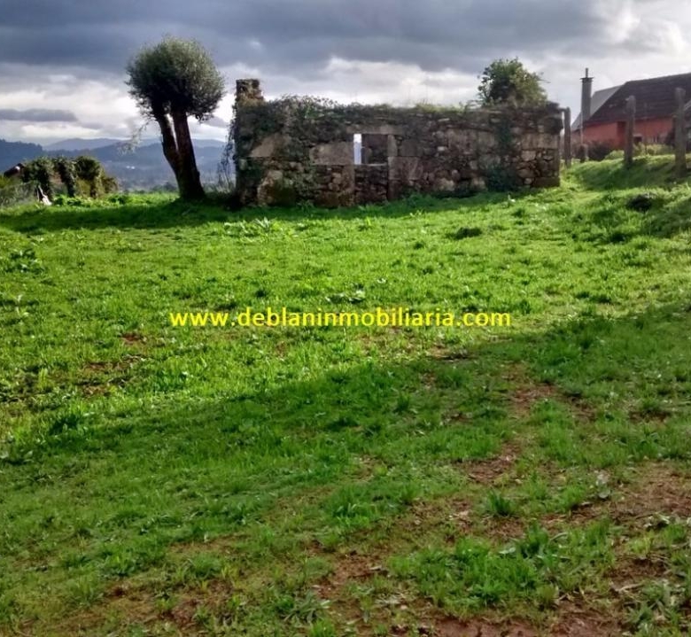SE VENDE TERRENO EDIFICABLE DE 2.599m2, CON CASA DE PIEDRA PARA REHABILITAR EN TUI