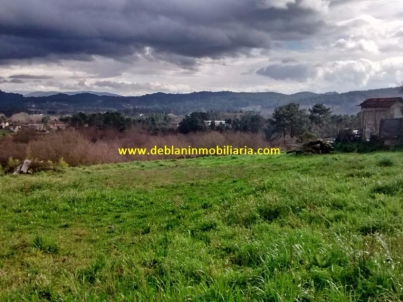 SE VENDE TERRENO EDIFICABLE DE 2.599m2, CON CASA DE PIEDRA PARA REHABILITAR EN TUI