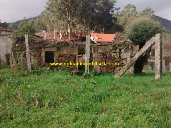 SE VENDE TERRENO EDIFICABLE DE 2.599m2, CON CASA DE PIEDRA PARA REHABILITAR EN TUI