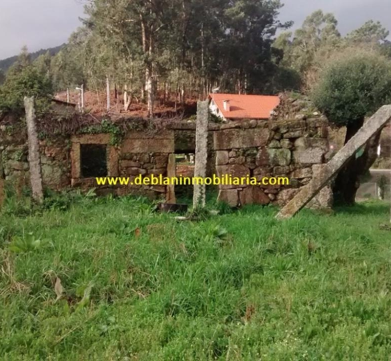 SE VENDE TERRENO EDIFICABLE DE 2.599m2, CON CASA DE PIEDRA PARA REHABILITAR EN TUI