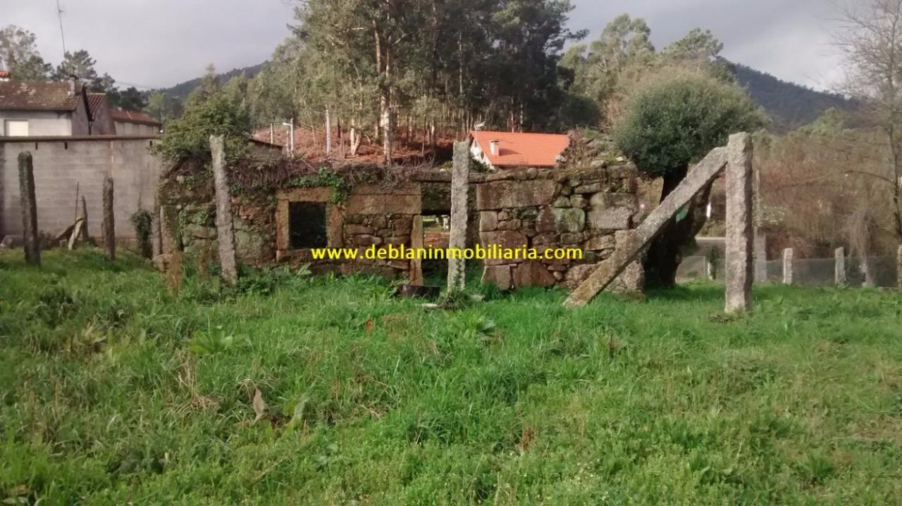 165355675200006385_16529483226 SE VENDE TERRENO EDIFICABLE DE 2.599m2, CON CASA DE PIEDRA PARA REHABILITAR EN TUI