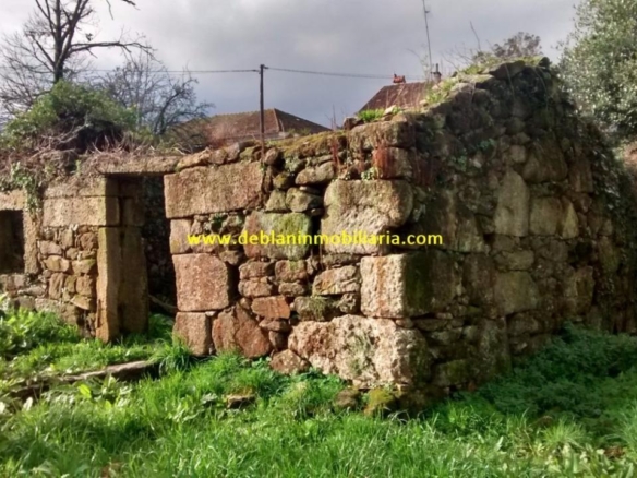 SE VENDE TERRENO EDIFICABLE DE 2.599m2, CON CASA DE PIEDRA PARA REHABILITAR EN TUI