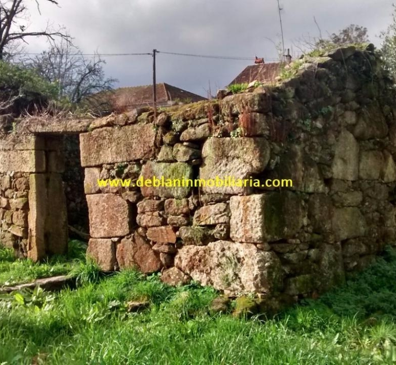 SE VENDE TERRENO EDIFICABLE DE 2.599m2, CON CASA DE PIEDRA PARA REHABILITAR EN TUI