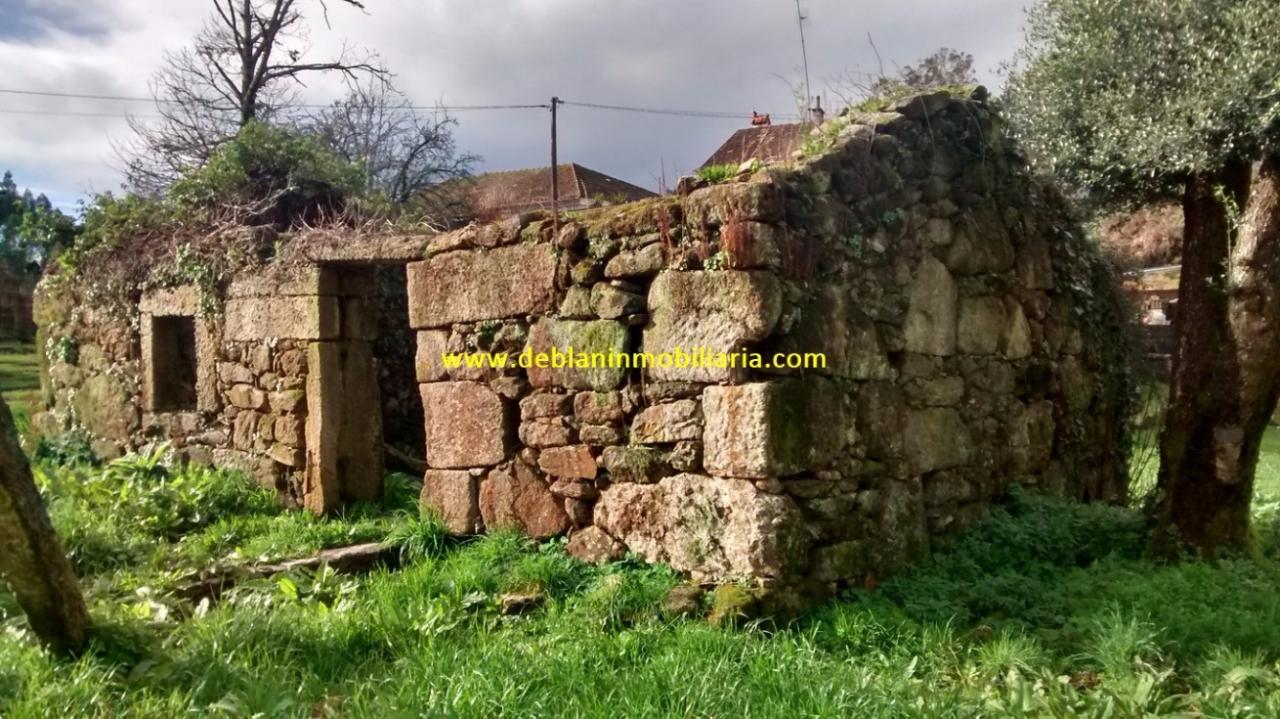 165355675300006385_16529483231 SE VENDE TERRENO EDIFICABLE DE 2.599m2, CON CASA DE PIEDRA PARA REHABILITAR EN TUI
