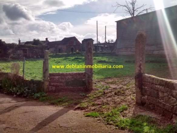 SE VENDE TERRENO EDIFICABLE DE 2.599m2, CON CASA DE PIEDRA PARA REHABILITAR EN TUI