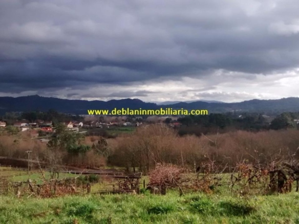 SE VENDE TERRENO EDIFICABLE DE 2.599m2, CON CASA DE PIEDRA PARA REHABILITAR EN TUI