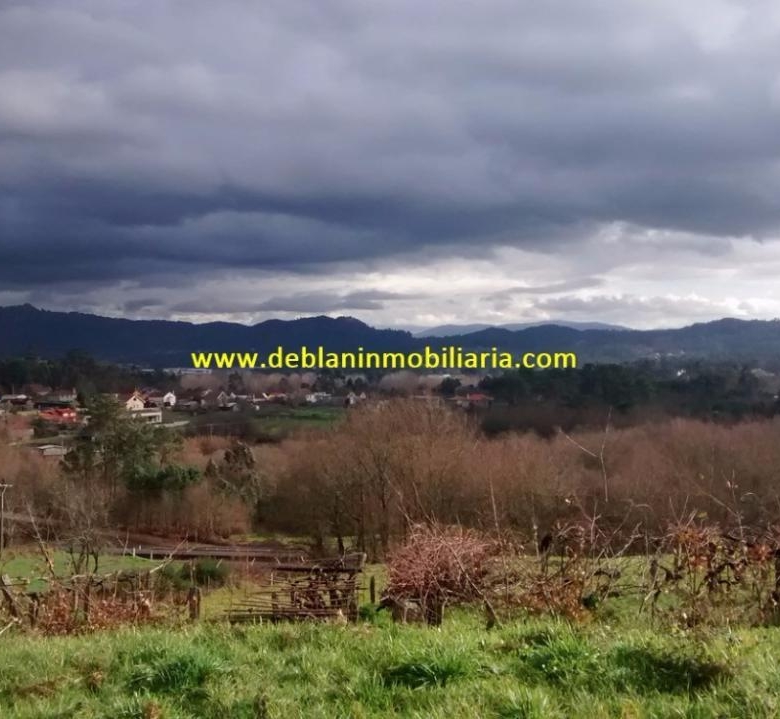 SE VENDE TERRENO EDIFICABLE DE 2.599m2, CON CASA DE PIEDRA PARA REHABILITAR EN TUI