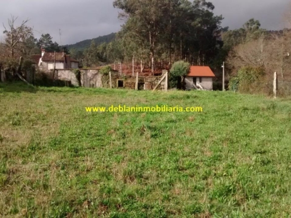 SE VENDE TERRENO EDIFICABLE DE 2.599m2, CON CASA DE PIEDRA PARA REHABILITAR EN TUI