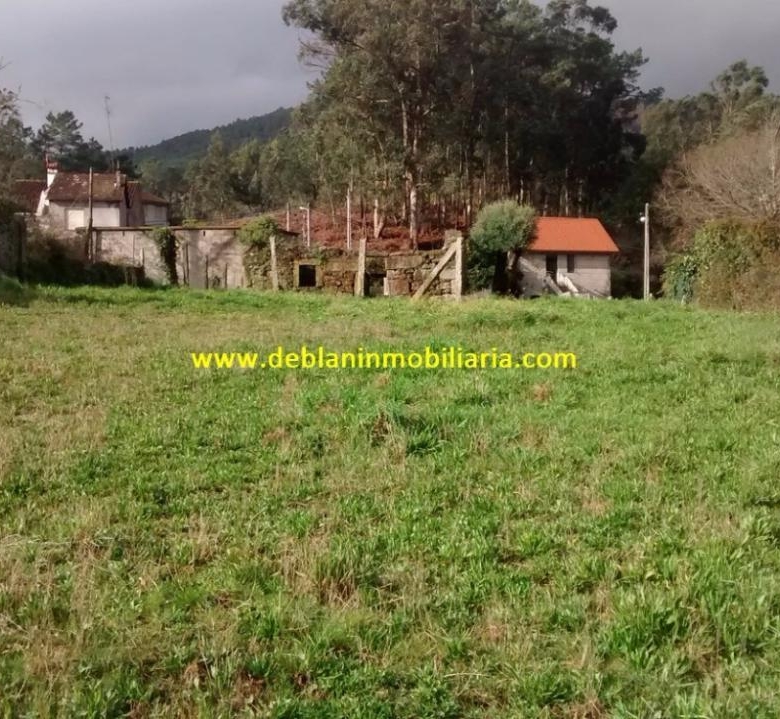 SE VENDE TERRENO EDIFICABLE DE 2.599m2, CON CASA DE PIEDRA PARA REHABILITAR EN TUI