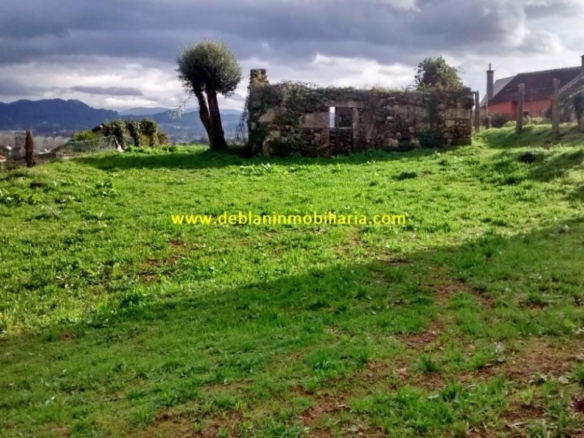 SE VENDE TERRENO EDIFICABLE DE 2.599m2, CON CASA DE PIEDRA PARA REHABILITAR EN TUI