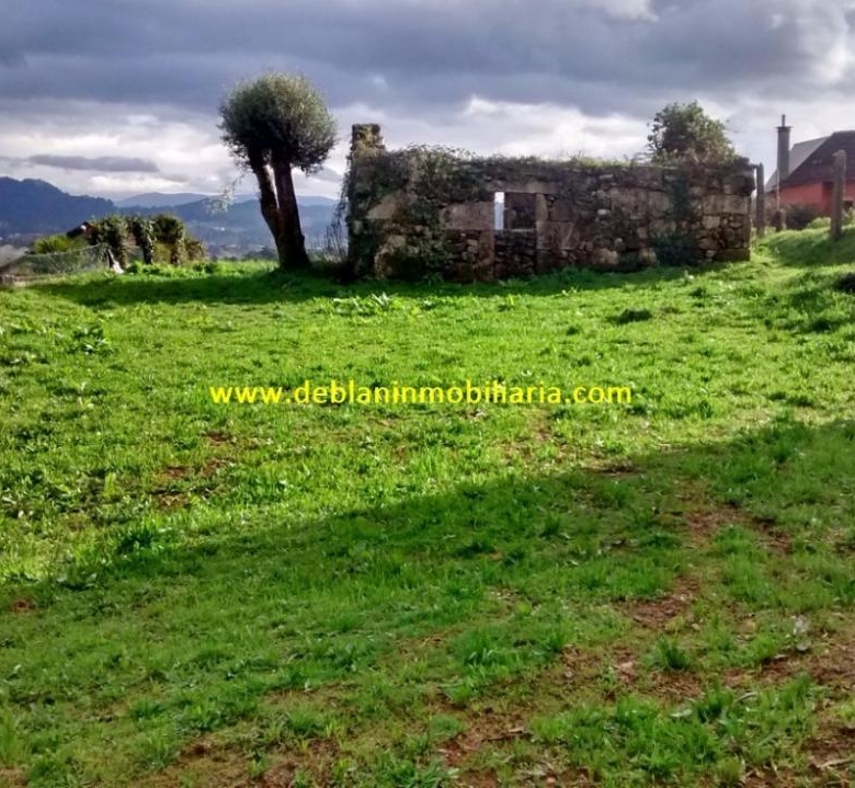 SE VENDE TERRENO EDIFICABLE DE 2.599m2, CON CASA DE PIEDRA PARA REHABILITAR EN TUI