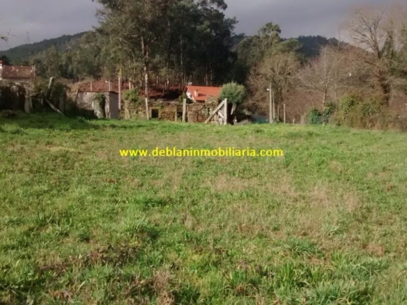 SE VENDE TERRENO EDIFICABLE DE 2.599m2, CON CASA DE PIEDRA PARA REHABILITAR EN TUI