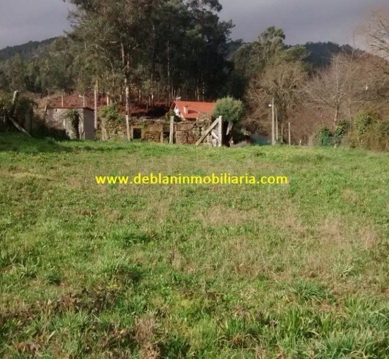 SE VENDE TERRENO EDIFICABLE DE 2.599m2, CON CASA DE PIEDRA PARA REHABILITAR EN TUI