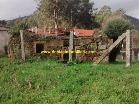 SE VENDE TERRENO EDIFICABLE DE 2.599m2, CON CASA DE PIEDRA PARA REHABILITAR EN TUI
