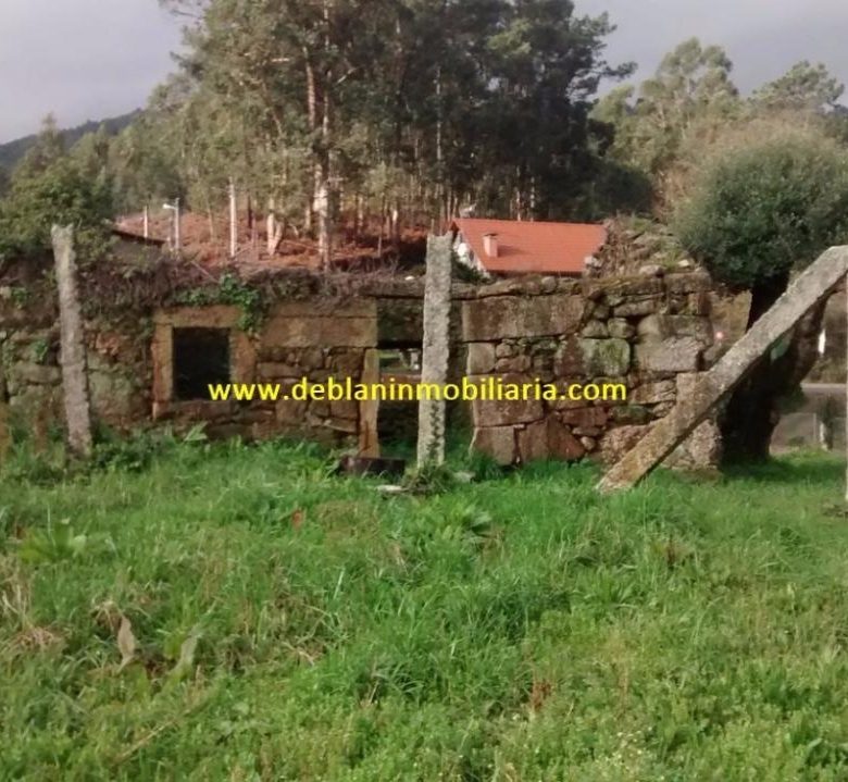 SE VENDE TERRENO EDIFICABLE DE 2.599m2, CON CASA DE PIEDRA PARA REHABILITAR EN TUI