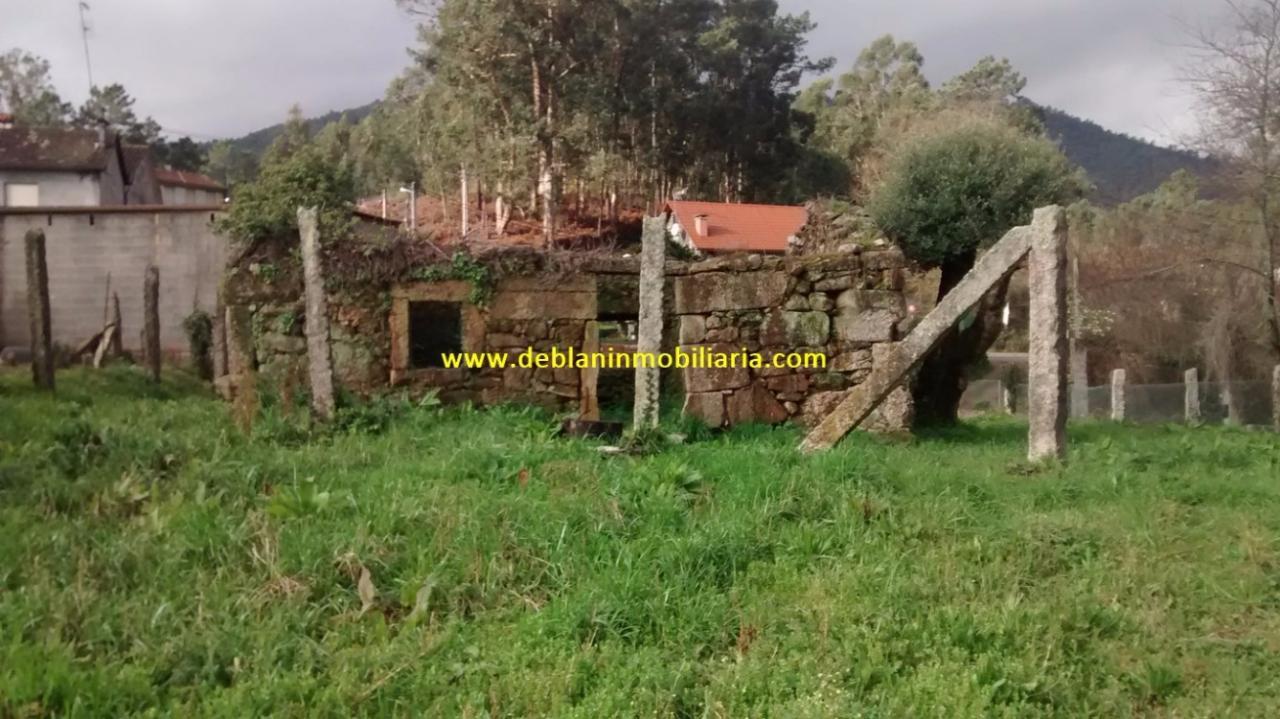 165355676500006385_16529483299 SE VENDE TERRENO EDIFICABLE DE 2.599m2, CON CASA DE PIEDRA PARA REHABILITAR EN TUI