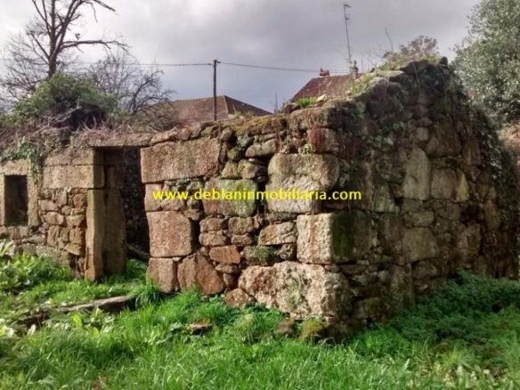 SE VENDE TERRENO EDIFICABLE DE 2.599m2, CON CASA DE PIEDRA PARA REHABILITAR EN TUI