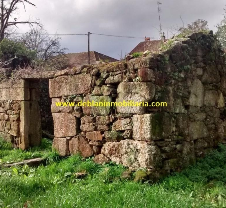 SE VENDE TERRENO EDIFICABLE DE 2.599m2, CON CASA DE PIEDRA PARA REHABILITAR EN TUI