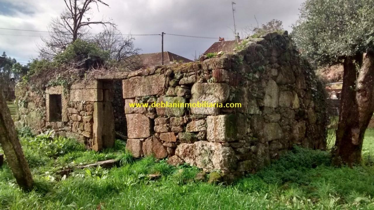 165355676600006385_16529483308 SE VENDE TERRENO EDIFICABLE DE 2.599m2, CON CASA DE PIEDRA PARA REHABILITAR EN TUI