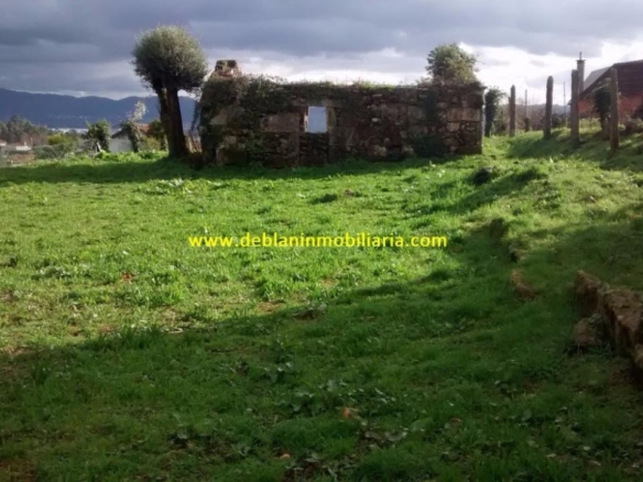 SE VENDE TERRENO EDIFICABLE DE 2.599m2, CON CASA DE PIEDRA PARA REHABILITAR EN TUI