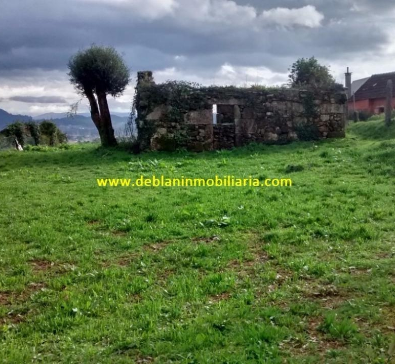 SE VENDE TERRENO EDIFICABLE DE 2.599m2, CON CASA DE PIEDRA PARA REHABILITAR EN TUI