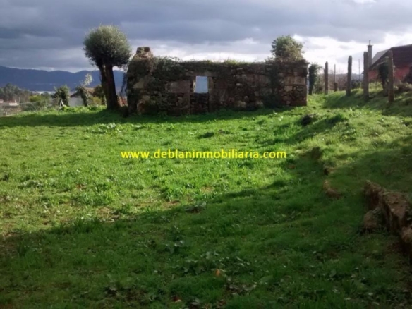 SE VENDE TERRENO EDIFICABLE DE 2.599m2, CON CASA DE PIEDRA PARA REHABILITAR EN TUI